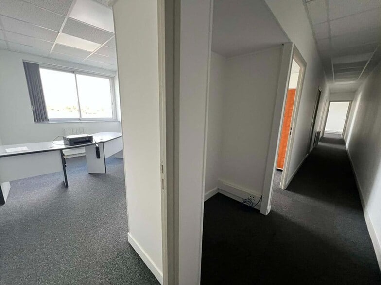 Bureau dans Verneuil-en-Halatte à louer - Photo du bâtiment - Image 1 de 9