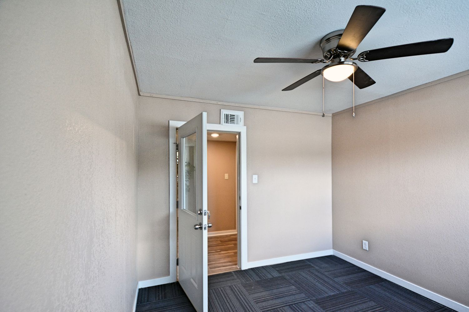 1111 N Walnut Ave, New Braunfels, TX for lease Interior Photo- Image 1 of 6