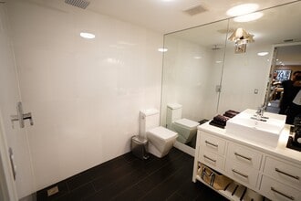 667 NW 29th St, Miami, FL for lease Interior Photo- Image 2 of 9