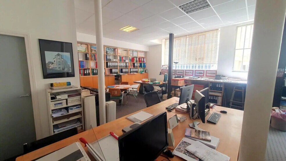 Office in Versailles for lease - Interior Photo - Image 2 of 4