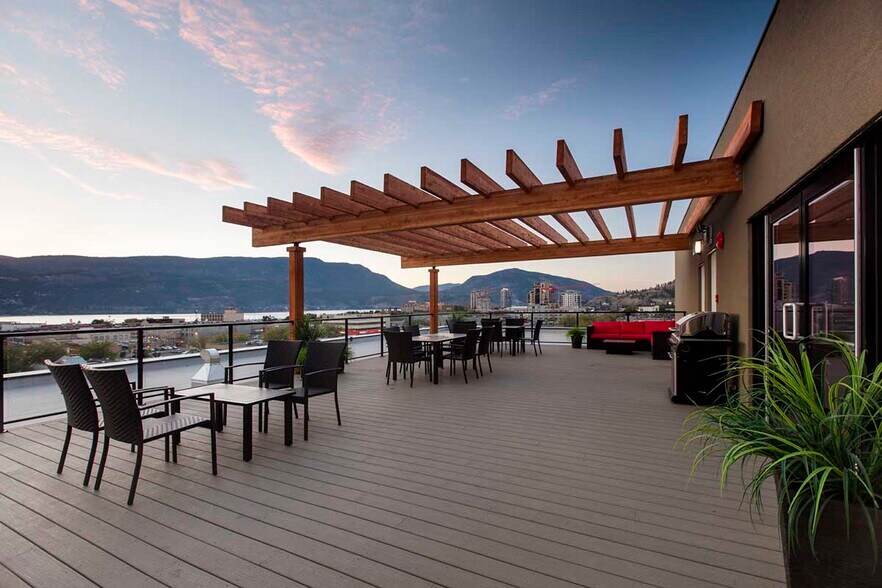 554 Leon Av, Kelowna, BC à vendre - Photo du bâtiment - Image 3 de 8