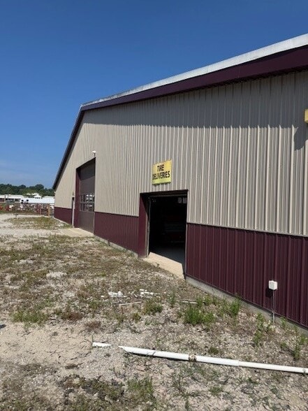 15651 W High St, Middlefield, OH for lease - Building Photo - Image 3 of 8