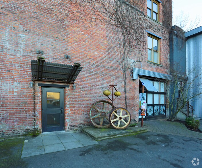 536 Herald St, Victoria, BC à louer - Photo du bâtiment - Image 2 de 7