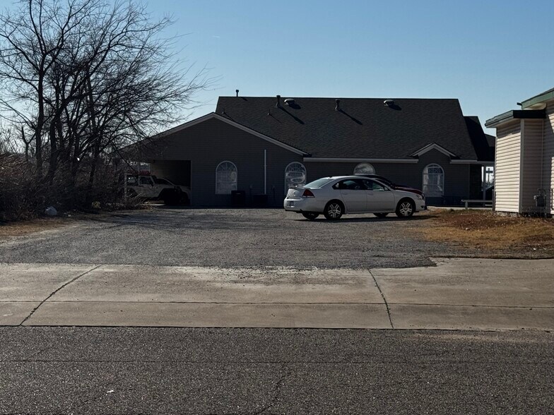 2205 N Kickapoo Ave, Shawnee, OK à vendre - Photo du bâtiment - Image 3 de 4