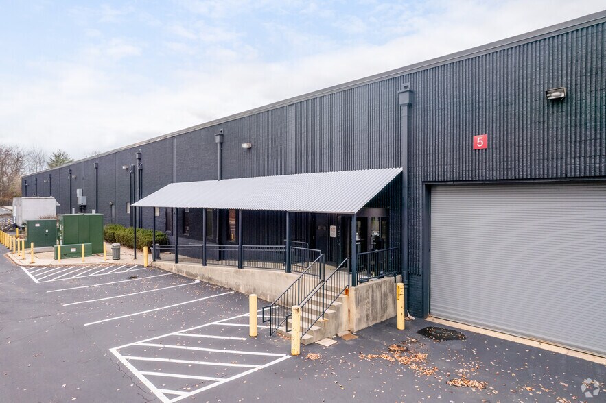 400 Devon Park Dr, Wayne, PA à louer - Photo du bâtiment - Image 3 de 6