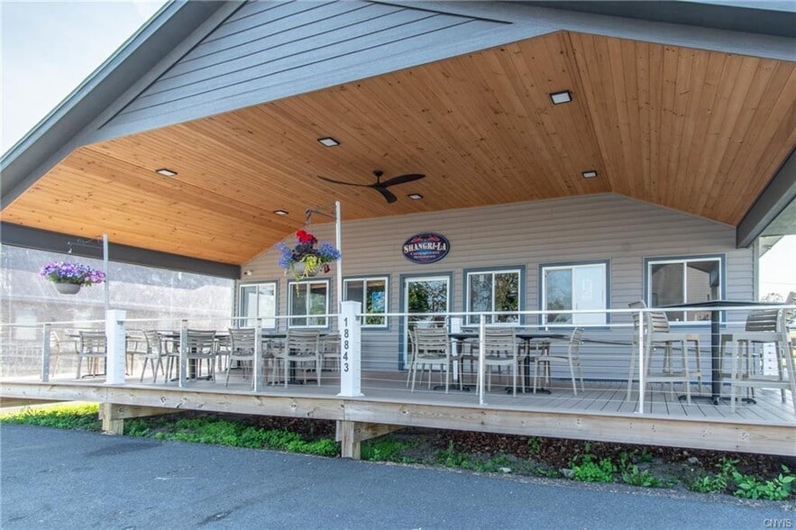 18835 S Shore Rd, Three Mile Bay, NY à vendre - Photo du bâtiment - Image 2 de 13