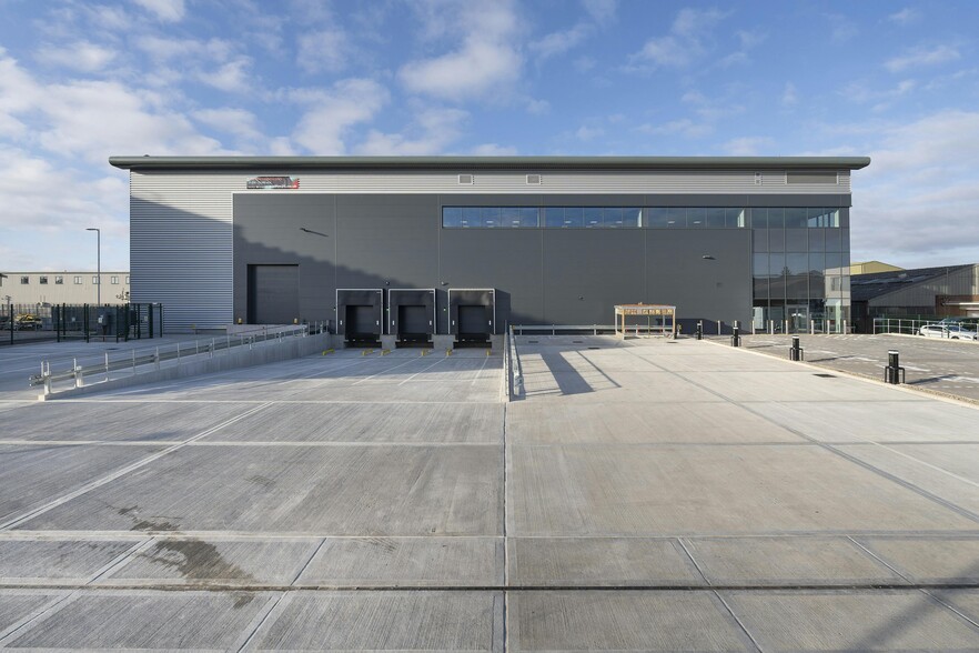 2 Beatty Rd, Waltham Cross for lease - Building Photo - Image 1 of 24