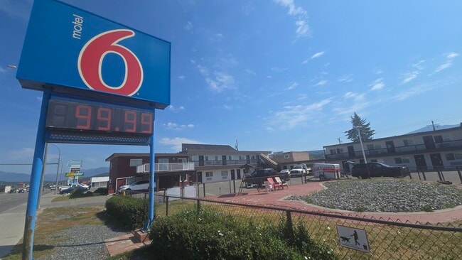 Plus de détails pour 910 Cranbrook St North, Cranbrook, BC - Services hôteliers à vendre