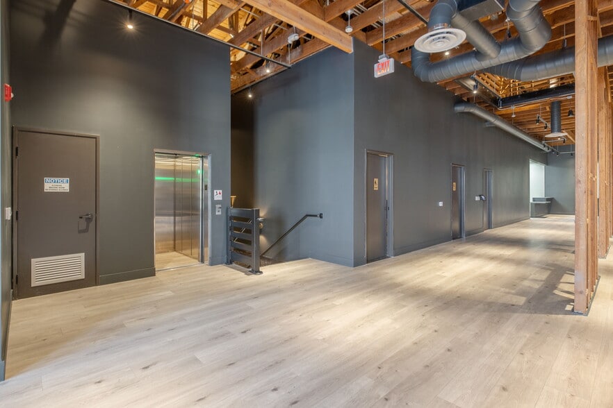 215 W Main St, Visalia, CA for lease - Building Photo - Image 3 of 23