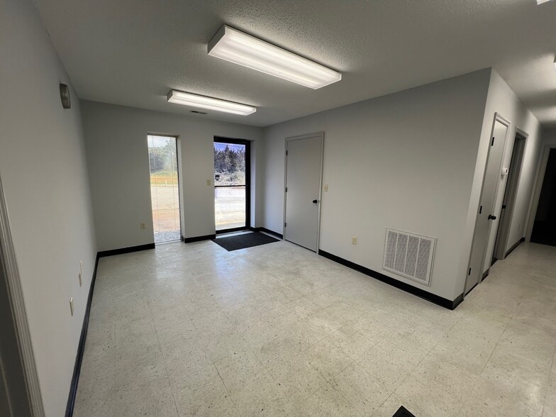 585 Old Georgia Rd, Moore, SC for lease - Interior Photo - Image 3 of 62