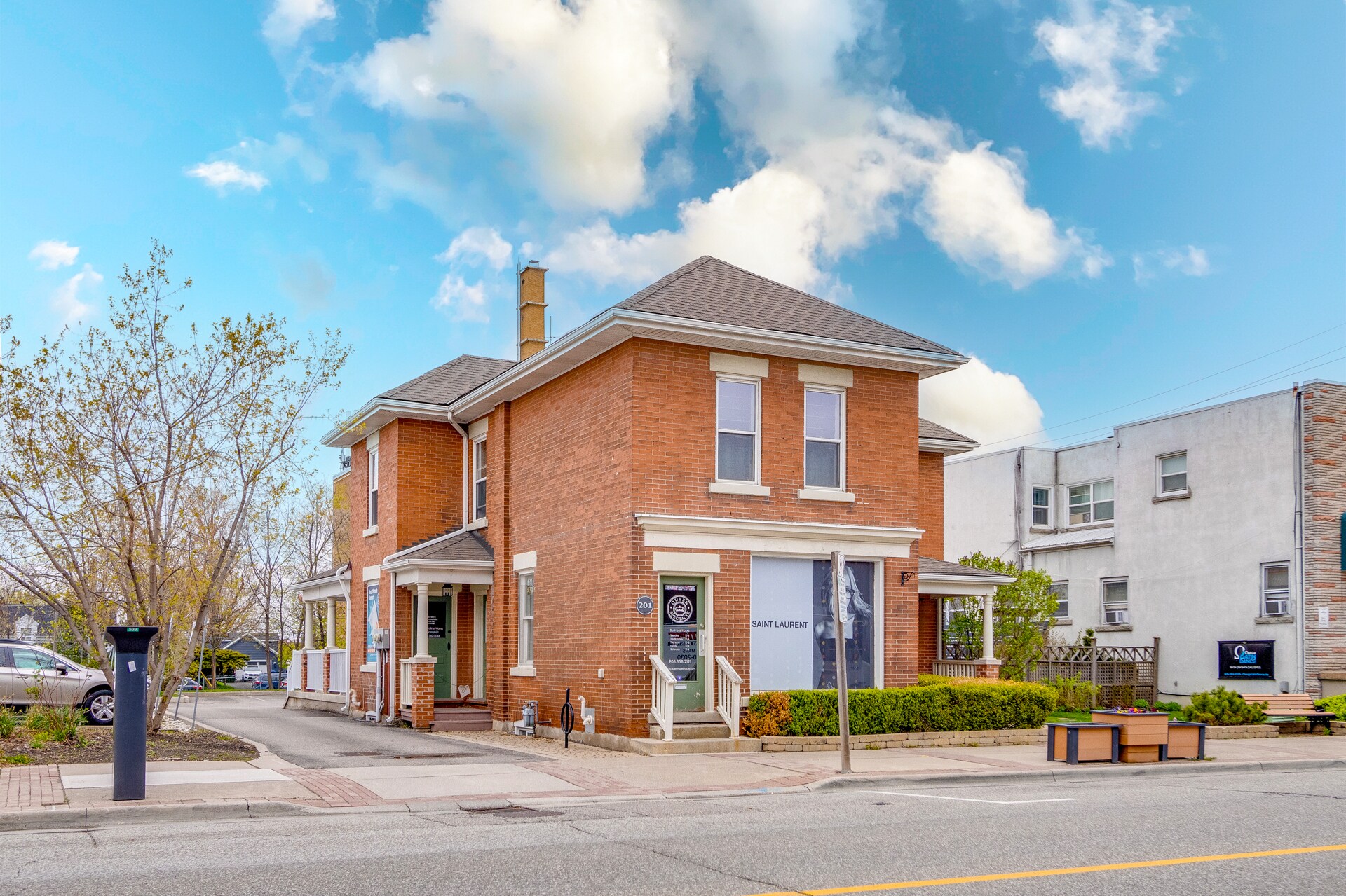 201 Queen St S, Mississauga, ON à vendre Photo du bâtiment- Image 1 de 40