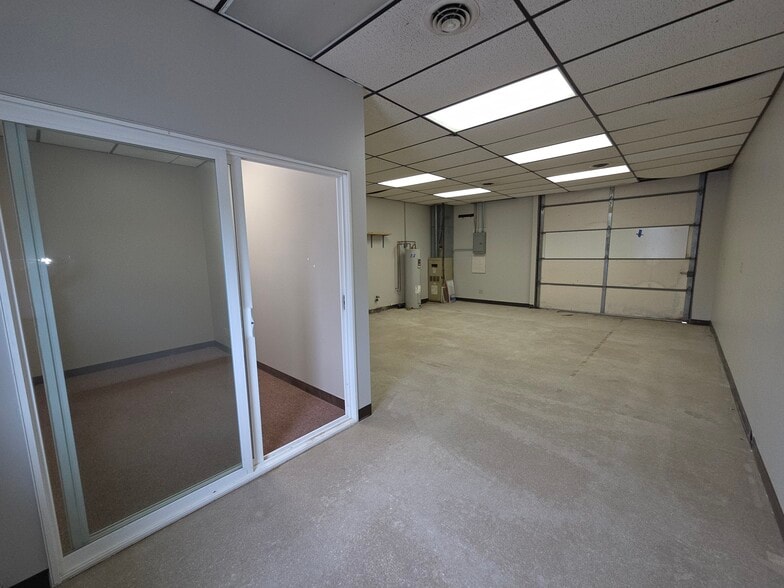 1201 Airport Rd, Ames, IA for lease - Interior Photo - Image 2 of 8