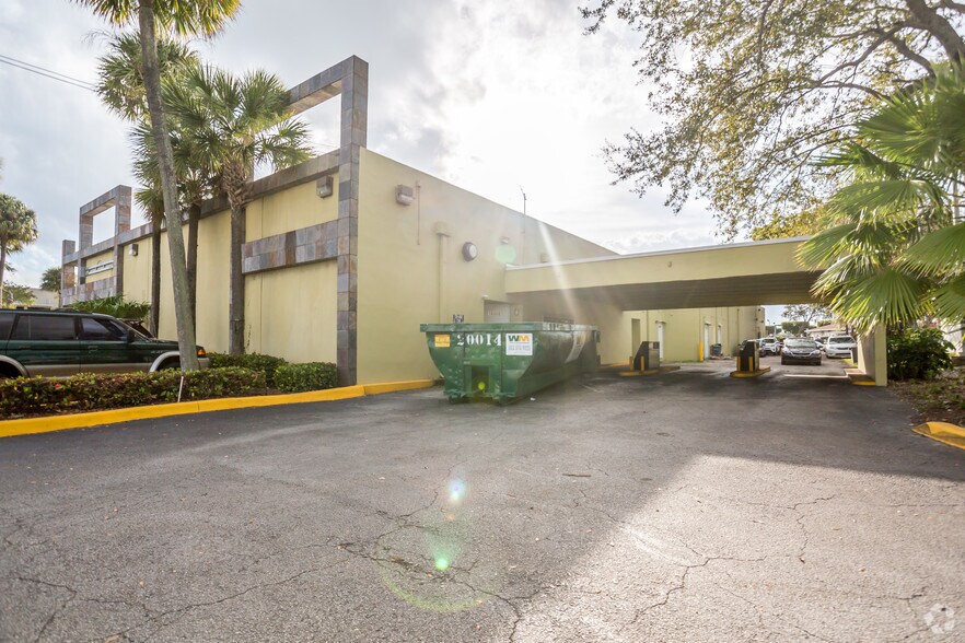 16764-16800 NW 67th Ave, Hialeah, FL à louer - Photo du bâtiment - Image 3 de 4
