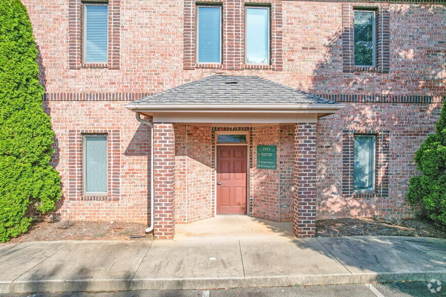 1913 J N Pease Pl, Charlotte, NC à vendre - Photo du bâtiment - Image 2 de 13