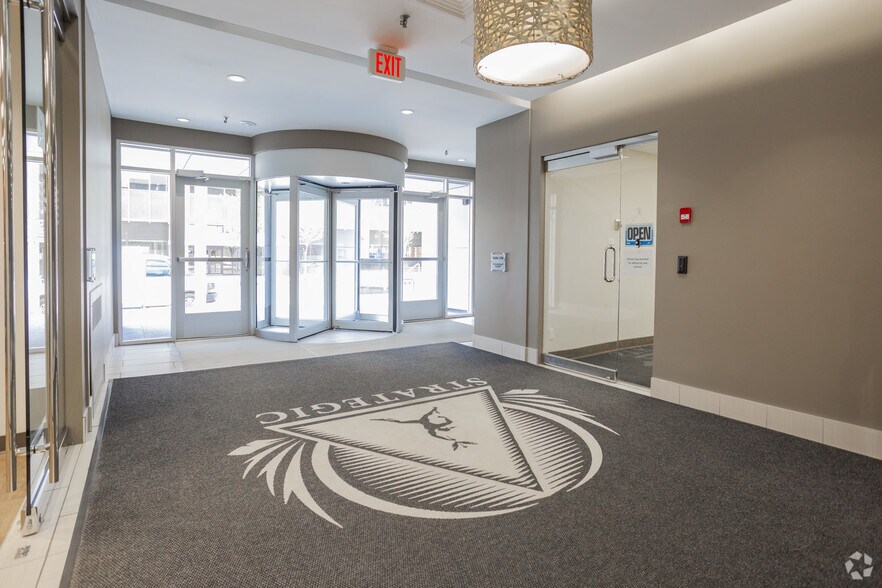 1040 7th Ave SW, Calgary, AB à louer - Hall d’entrée - Image 3 de 8