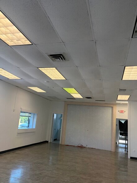 1098 Main St, Brockton, MA à louer - Photo du bâtiment - Image 3 de 7