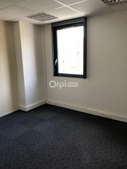 Office in Reims for lease - Interior Photo - Image 2 of 10