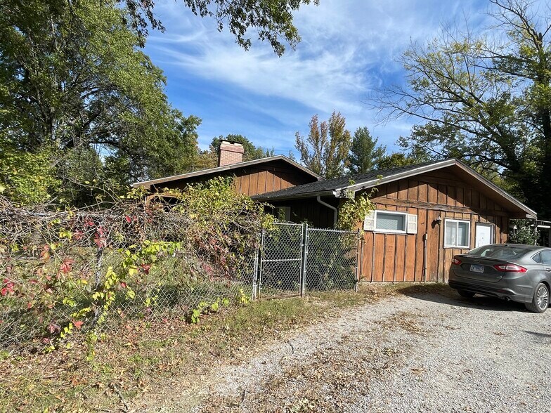 2480 Meadville Ln, Carbondale, IL à vendre - Photo du bâtiment - Image 3 de 4