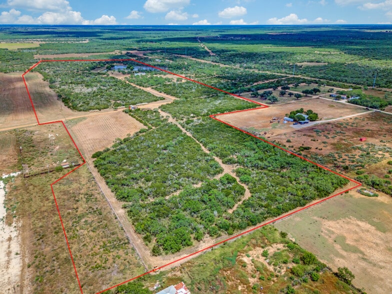 620 E Hindes, Charlotte, TX for sale - Primary Photo - Image 1 of 3
