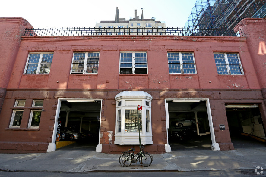 160 W Tenth St, New York, NY for lease - Building Photo - Image 2 of 3