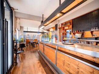 Plus de détails pour Multi-résidentiel à vendre