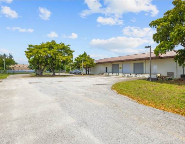 12175 NW 98th Ave, Hialeah, FL à vendre - Photo du bâtiment - Image 2 de 8