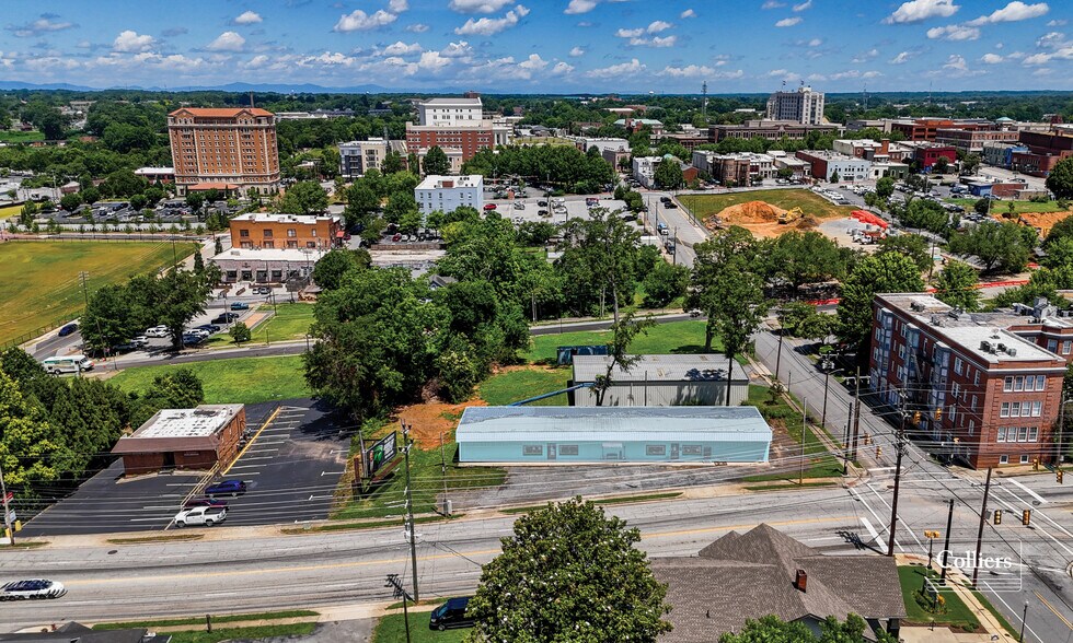 150 W Henry St, Spartanburg, SC à louer - Photo du bâtiment - Image 2 de 4