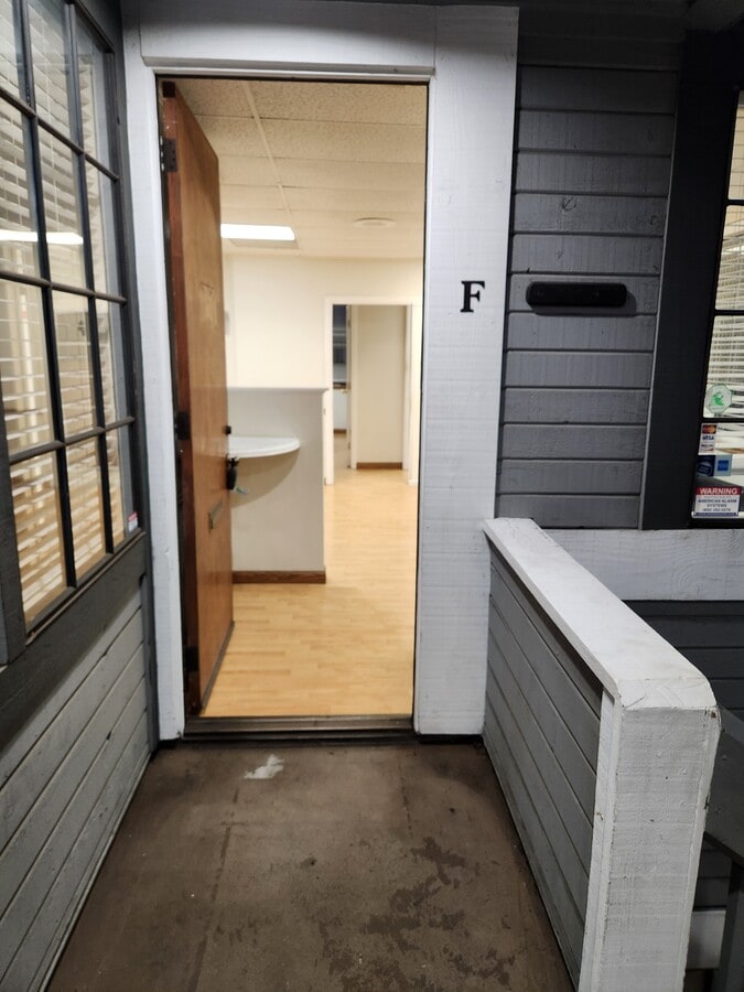 960 W 17th St, Santa Ana, CA 92706 - Unit F - - Interior Photo - Image 2 of 2