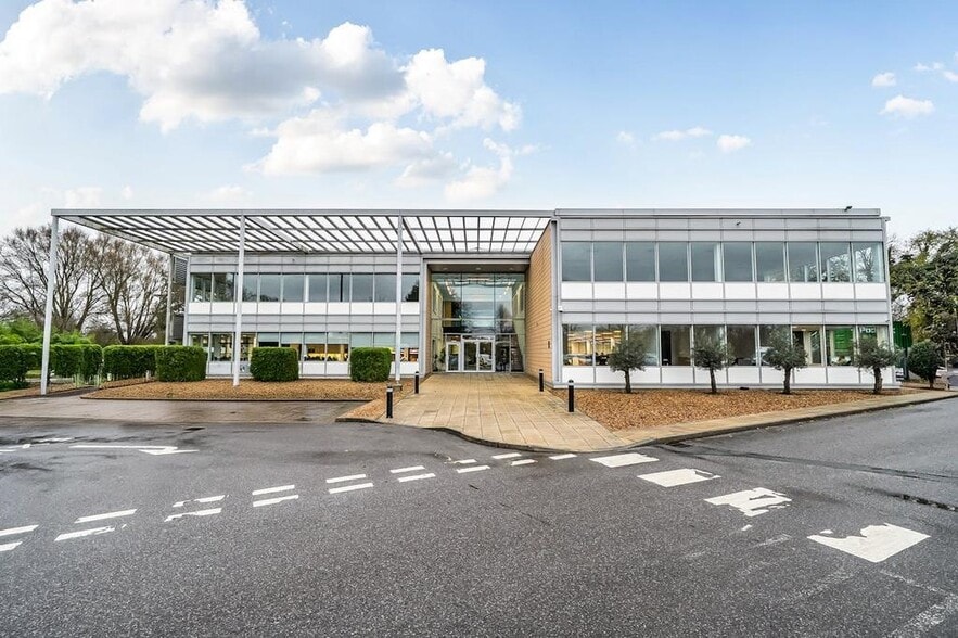 Oxford Rd, Uxbridge for lease - Building Photo - Image 1 of 14