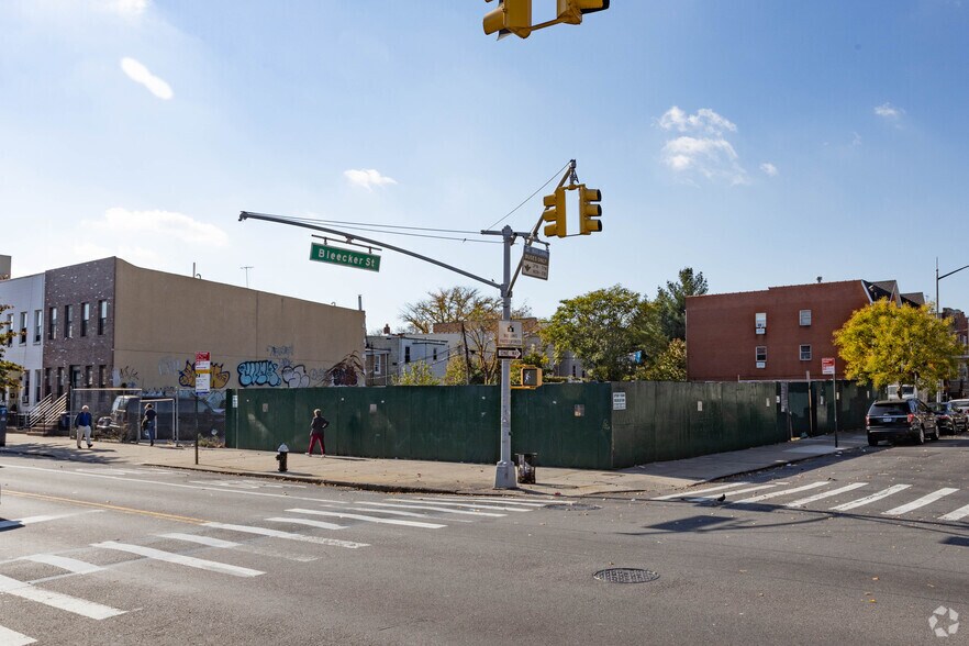 6302 Fresh Pond Rd, Flushing, NY for lease - Building Photo - Image 1 of 1