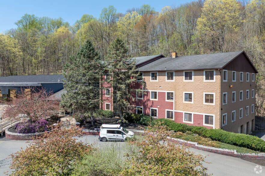 528 Seven Bridge Rd, East Stroudsburg, PA à louer - Photo du bâtiment - Image 2 de 6