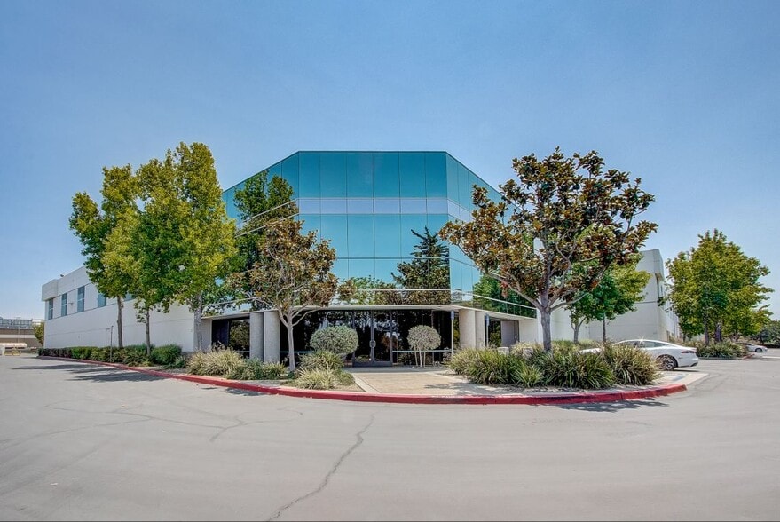 6060 Nancy Ridge Dr, San Diego, CA for lease - Primary Photo - Image 1 of 5