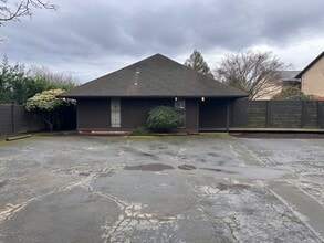 15012 SE Stark St, Portland, OR à louer Photo intérieure- Image 1 de 27