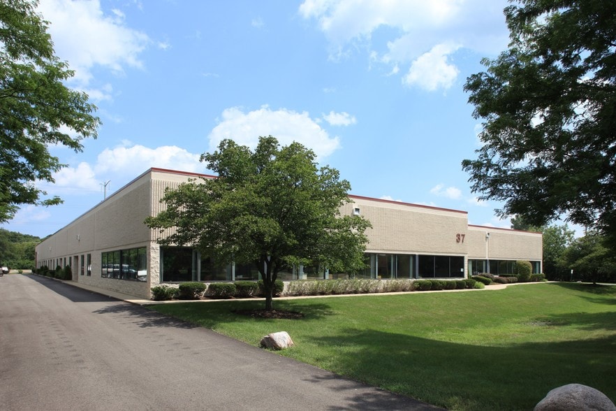 37 Sherwood Ter, Lake Bluff, IL à louer - Photo du bâtiment - Image 2 de 3