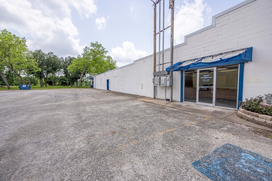 115 W Burleson St, Wharton, TX à vendre - Photo du bâtiment - Image 3 de 27