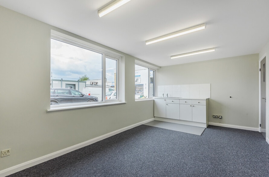 Dedworth Rd, Windsor for lease - Building Photo - Image 3 of 7