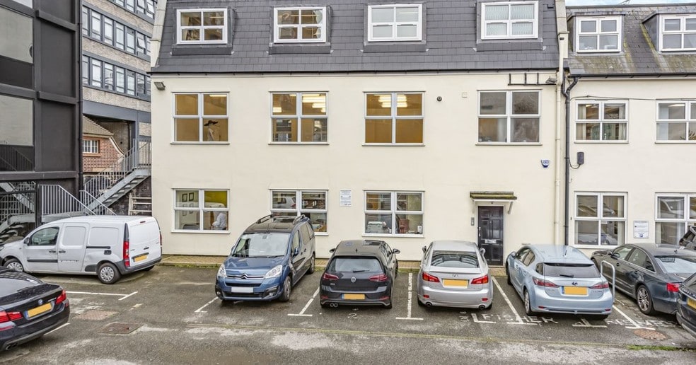 311 Chase Rd, London for lease - Primary Photo - Image 1 of 32