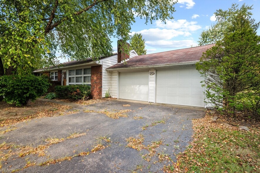 39 S Buhl Farm Dr, Hermitage, PA for sale - Primary Photo - Image 1 of 10