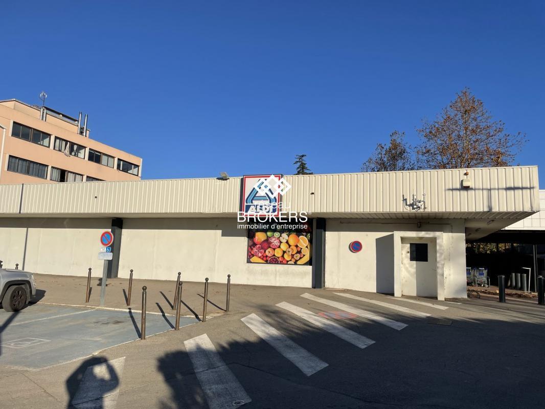 Retail in Saint-Martin-de-Crau for lease Building Photo- Image 1 of 9