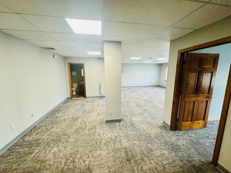 985 Farmington Ave, Bristol, CT à louer - Photo du bâtiment - Image 2 de 10
