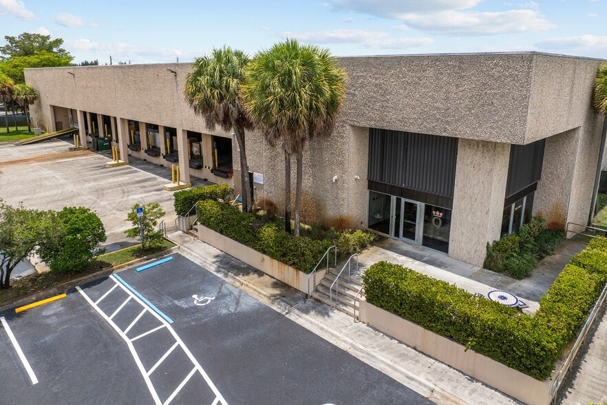 1120 NW 165th St, Miami, FL for lease - Building Photo - Image 2 of 21