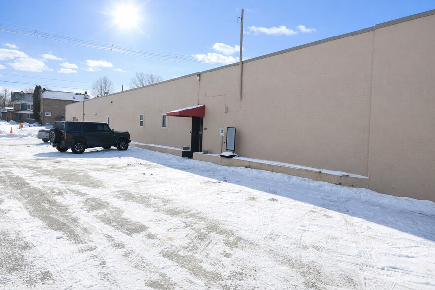 20 Frederick St, Plymouth, WI à louer - Photo du bâtiment - Image 2 de 26