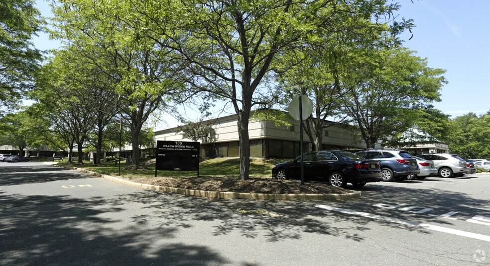 100 Willowbrook Rd, Freehold, NJ à louer - Photo du bâtiment - Image 2 de 4