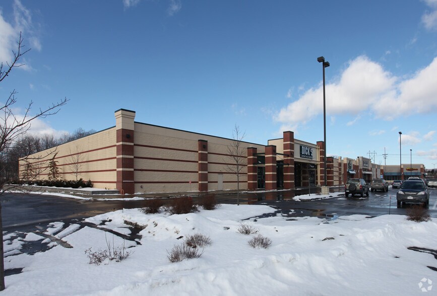 685 Merrill Rd, Pittsfield, MA à louer - Photo du bâtiment - Image 2 de 26