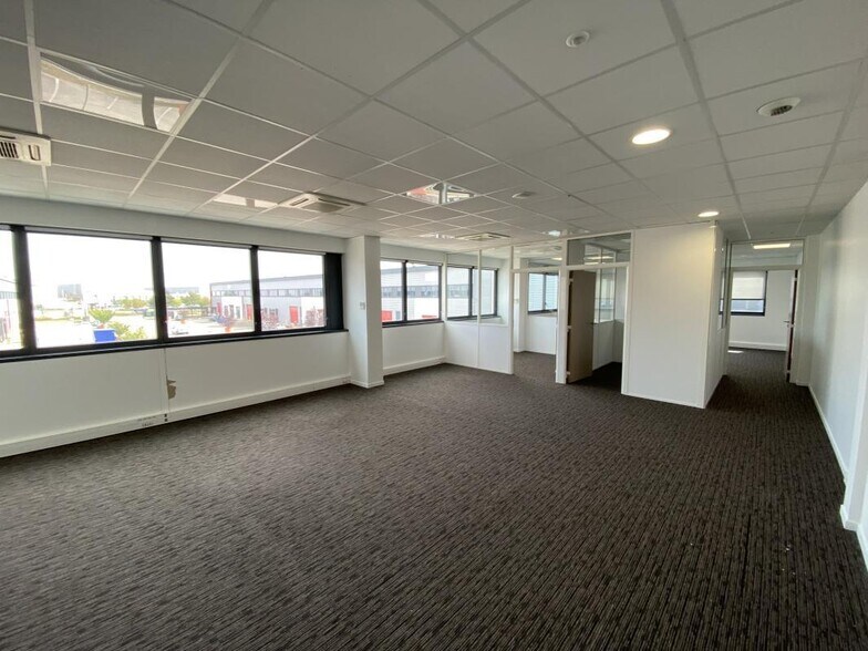 Flex in Meyzieu for lease - Interior Photo - Image 2 of 6
