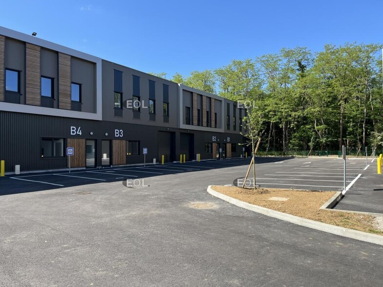 Flex in Les Mureaux for lease - Building Photo - Image 1 of 9