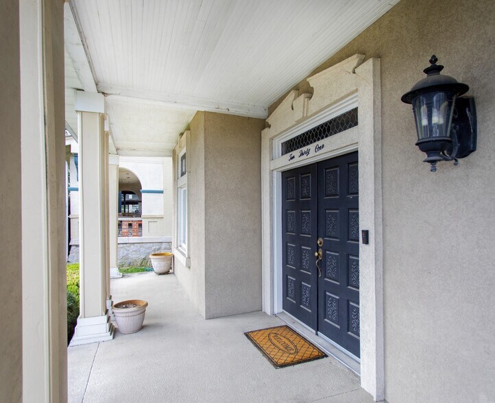 1031 17th Ave S, Nashville, TN à louer - Photo du bâtiment - Image 2 de 6