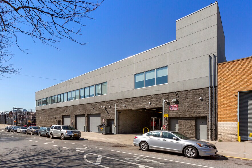 22-11 38th Ave, Long Island City, NY à louer - Photo du bâtiment - Image 2 de 7