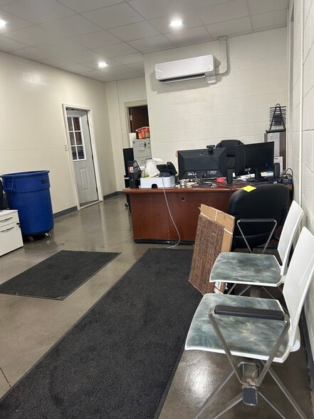 6050 Wedeking Ave, Evansville, IN for lease - Building Photo - Image 3 of 6