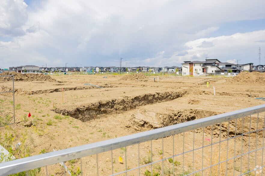 128 Waterford Heath, Chestermere, AB à vendre - Photo du bâtiment - Image 3 de 7